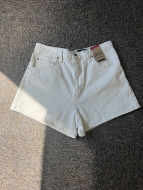 NWT Levi's Silver Tab White High-Waisted Mom Denim Shorts Size 32